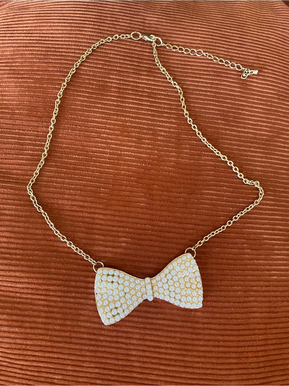 Beautiful Gold Toned/Pearl Bow Pendant Chain Necklace